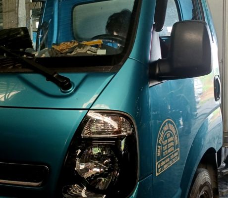 KIA K250 hư cốt đề và nổ máy ra nhiều khói đen